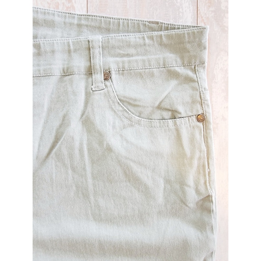 Las Olas 18 Stretch Denim Cuff Shorts Bermuda 18 Cuffed Leg Color SAGE NWT - Picture 5 of 8